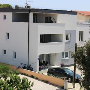 Apartmán Seven, Vir
